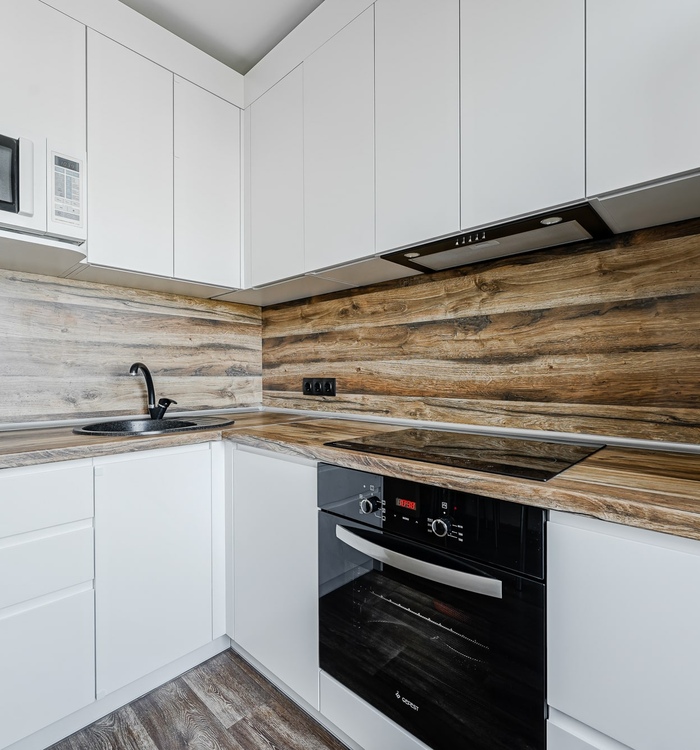 Белая матовая кухня с фрезерованной ручкой