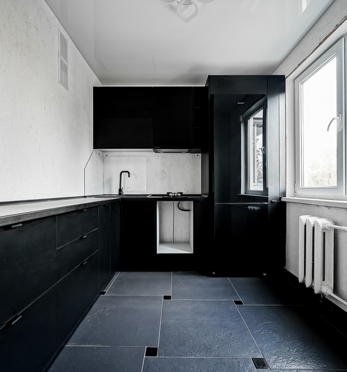 Угловая кухня с тёмными фасадами